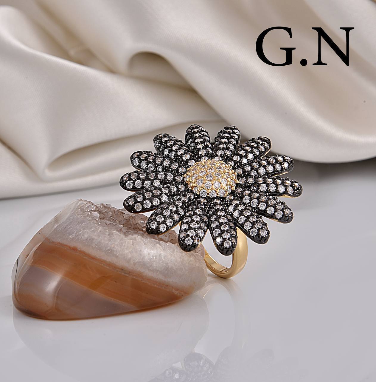 خاتم مطلي ذهب إيطالي. ماركه Gn. مع أحجار ميكرو زيركون ملون. مكفول